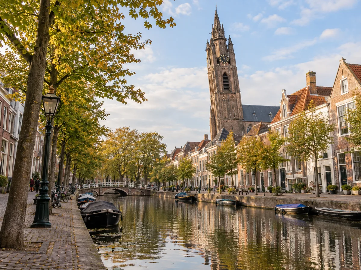 De Oude Delft gracht met de scheve toren van de Oude Kerk op de achtergrond