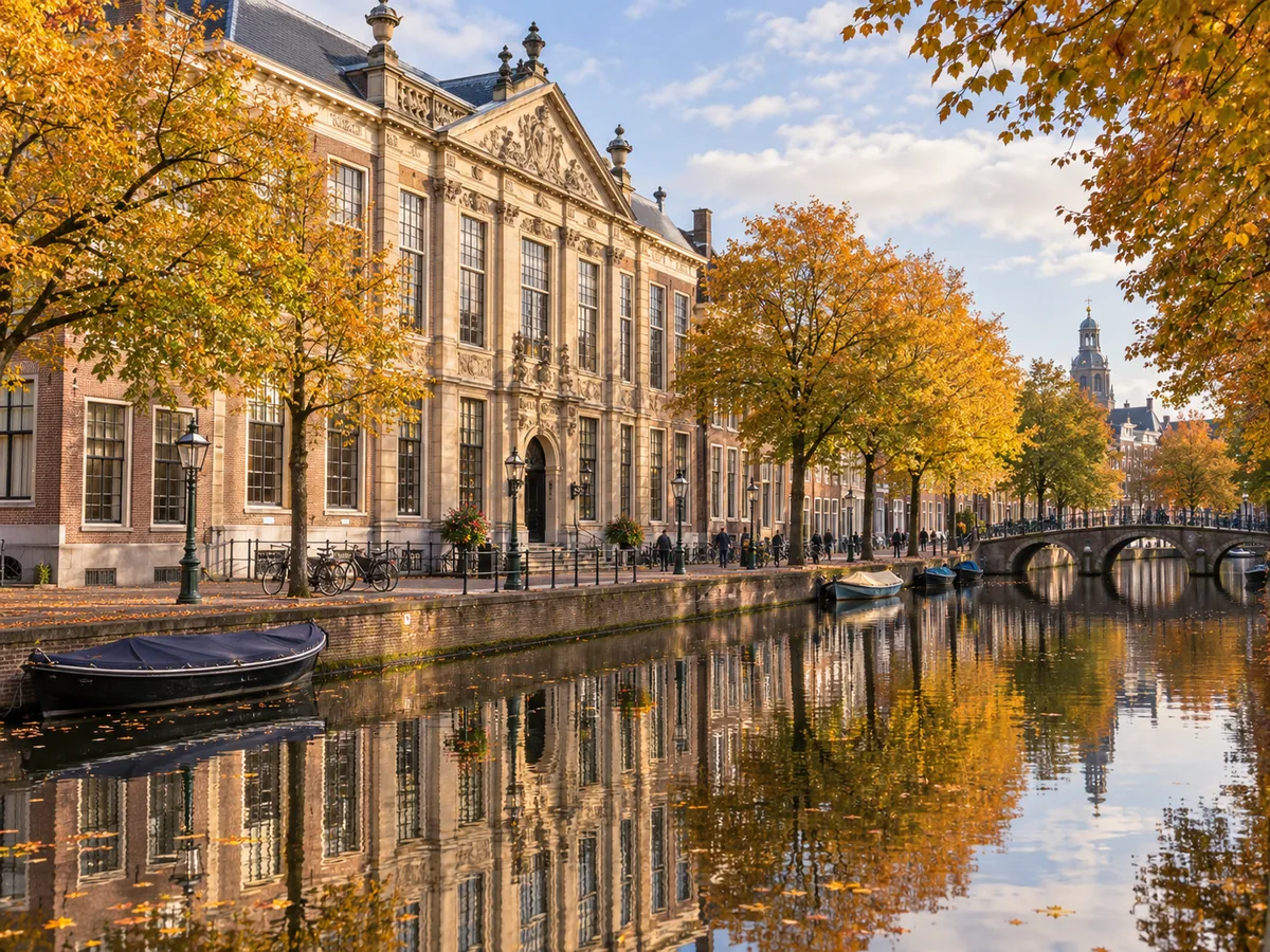 Het Rapenburg in Leiden met historische universiteitsgebouwen langs het water