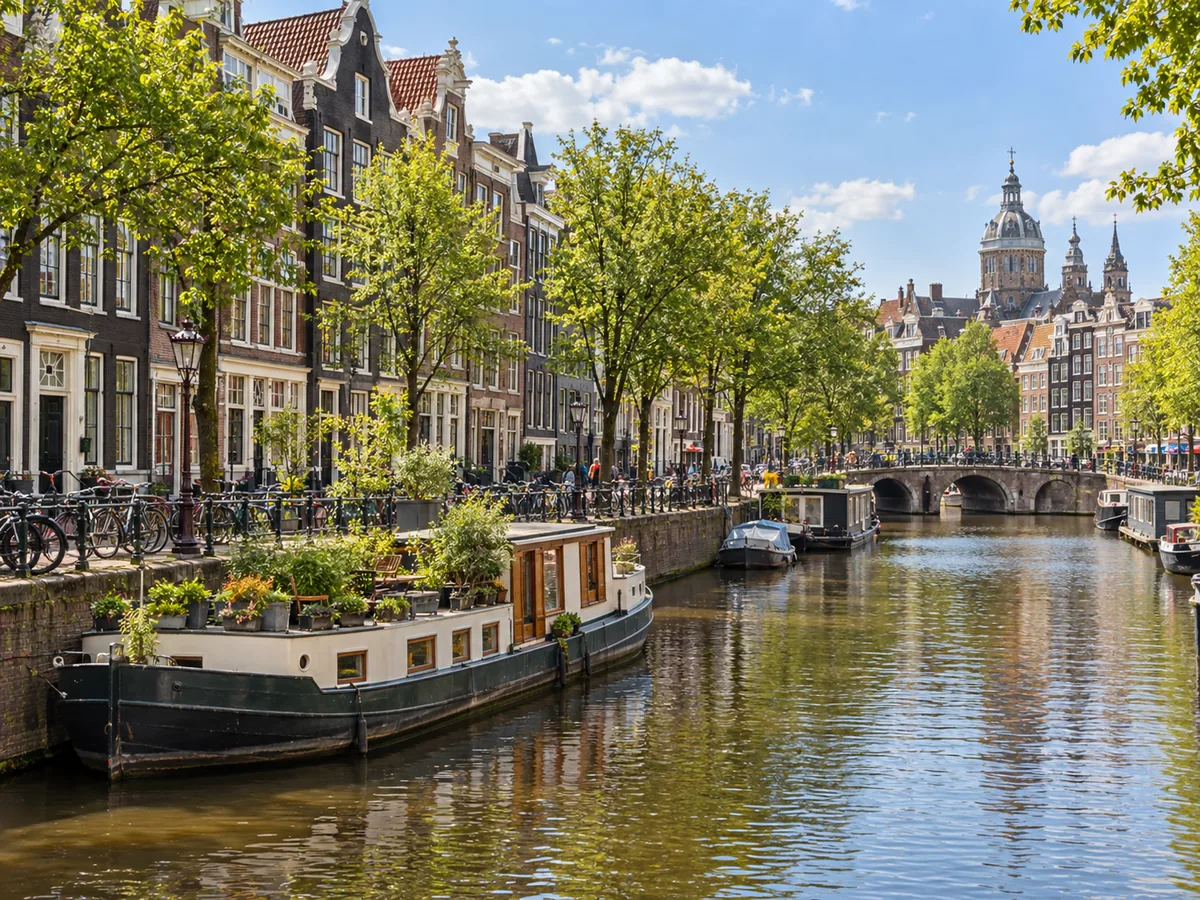 De grachtengordel van Amsterdam met bakstenen koopmanshuizen langs het water
