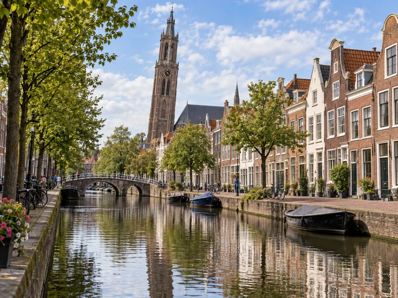 Oude Delft gracht met de scheve toren van de Oude Kerk