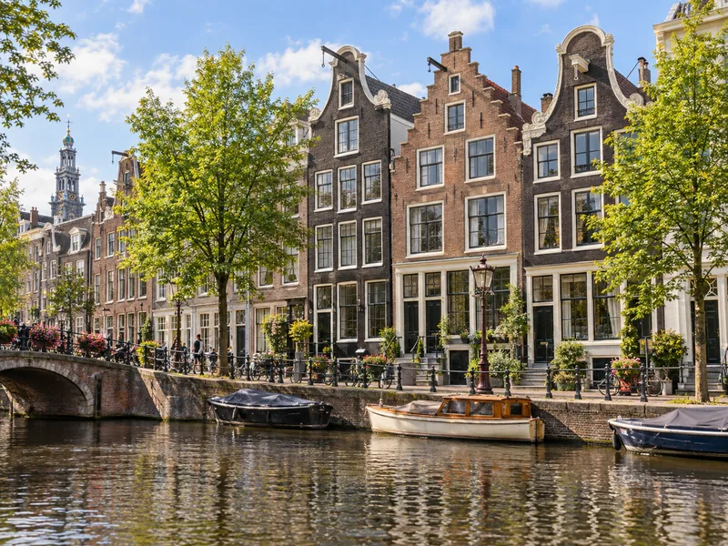 De grachtengordel van Amsterdam met bakstenen grachtenpanden